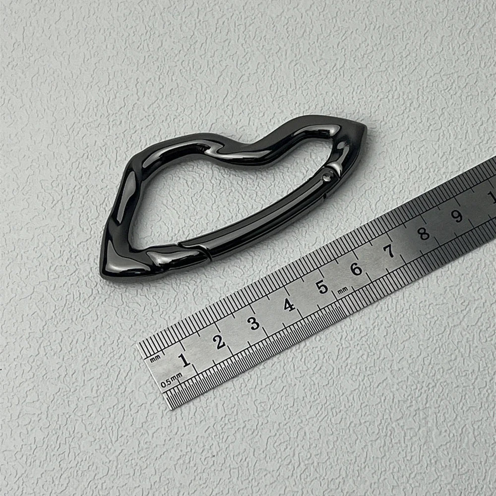 Twisted Metal Carabiner Keychain — vista posteriore