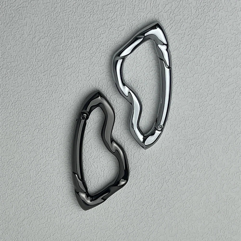 Twisted Metal Carabiner Keychain — dettaglio