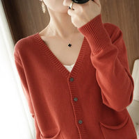 V Neck Button Up Cardigan With Pocket — dettaglio della stampa
