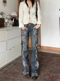 Vintage Aesthetic Print Flared Bootcut Jeans — dettaglio della stampa