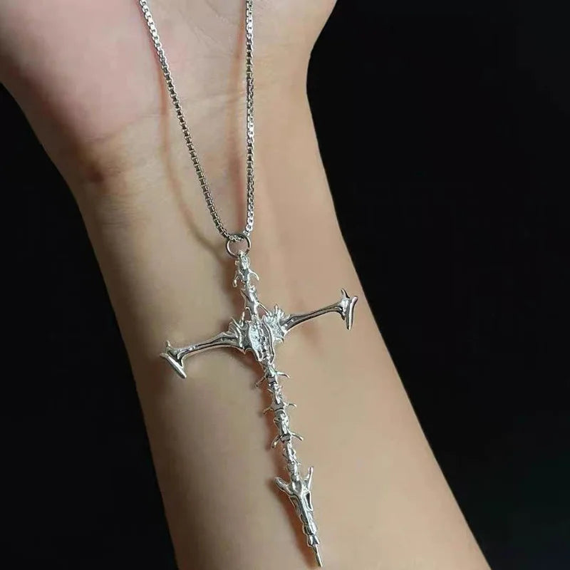 Vintage Cross Pendant Goth Necklace — vista laterale