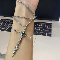 Vintage Cross Pendant Goth Necklace — vista frontale