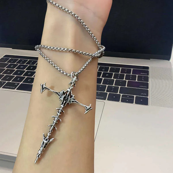 Vintage Cross Pendant Goth Necklace — vista frontale