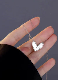 Vintage Elegant Abstract Love Heart Pendant Necklace — vista posteriore