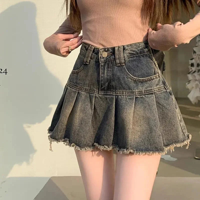 Vintage Pleated Distressed Denim Mini Skirt — vista posteriore