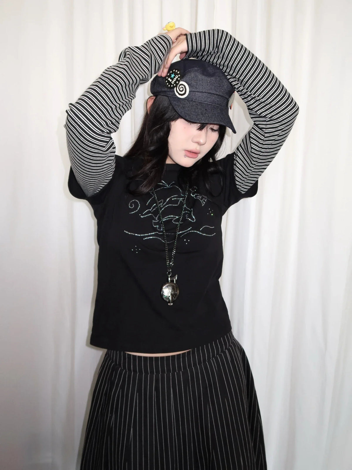 Vintage Striped Dolphin Graphic Long Sleeve Top — vista laterale