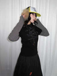 Vintage Striped Dolphin Graphic Long Sleeve Top — dettaglio del tessuto