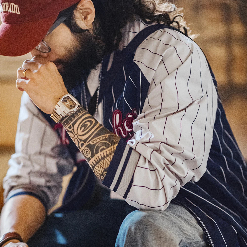 Vintage Striped Embroidered Baseball Jacket — vista laterale