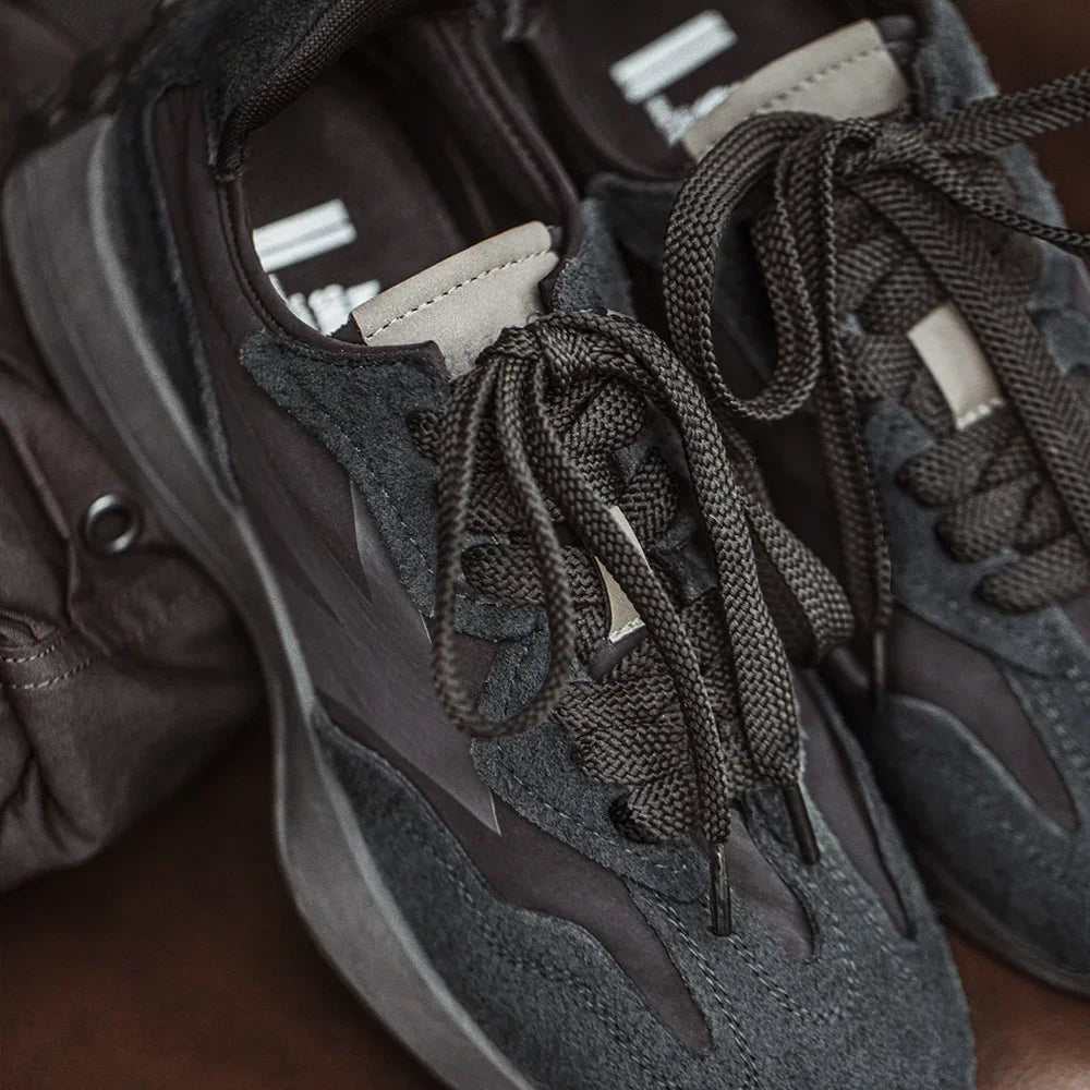 Vintage Thick soled Black Trainers — dettaglio della stampa