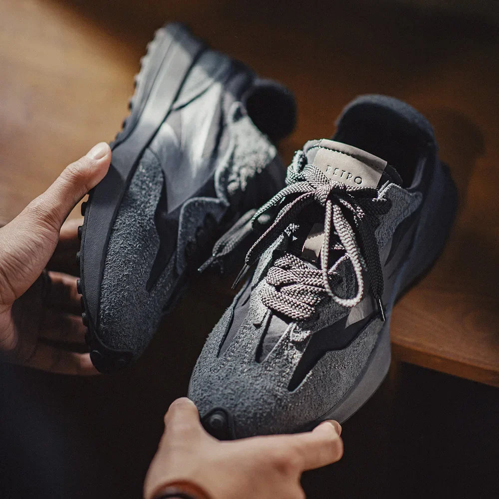 Vintage Thick soled Black Trainers — dettaglio