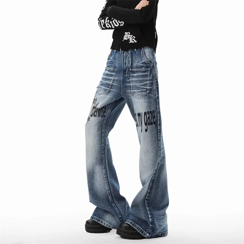 Warning Print Denim Jeans — dettaglio della stampa