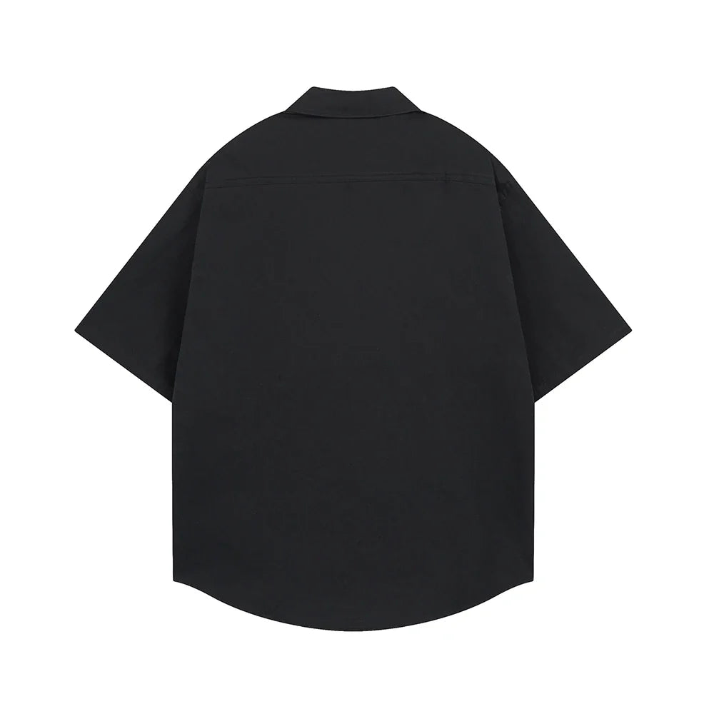 "Whats the Meaning" Graphic Print Short Sleeve Shirt — dettaglio della stampa