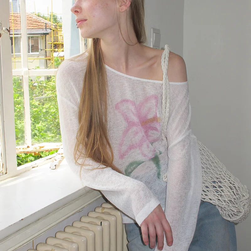 White Flower Graphic Sheer Mesh Long Sleeve Top — dettaglio della stampa