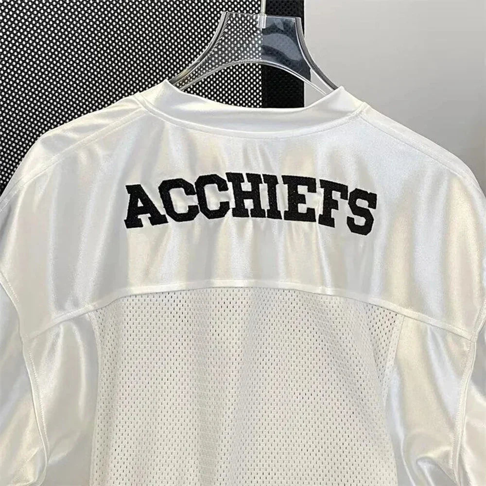 White Scripture Baggy V Neck Football Jersey — dettaglio della stampa