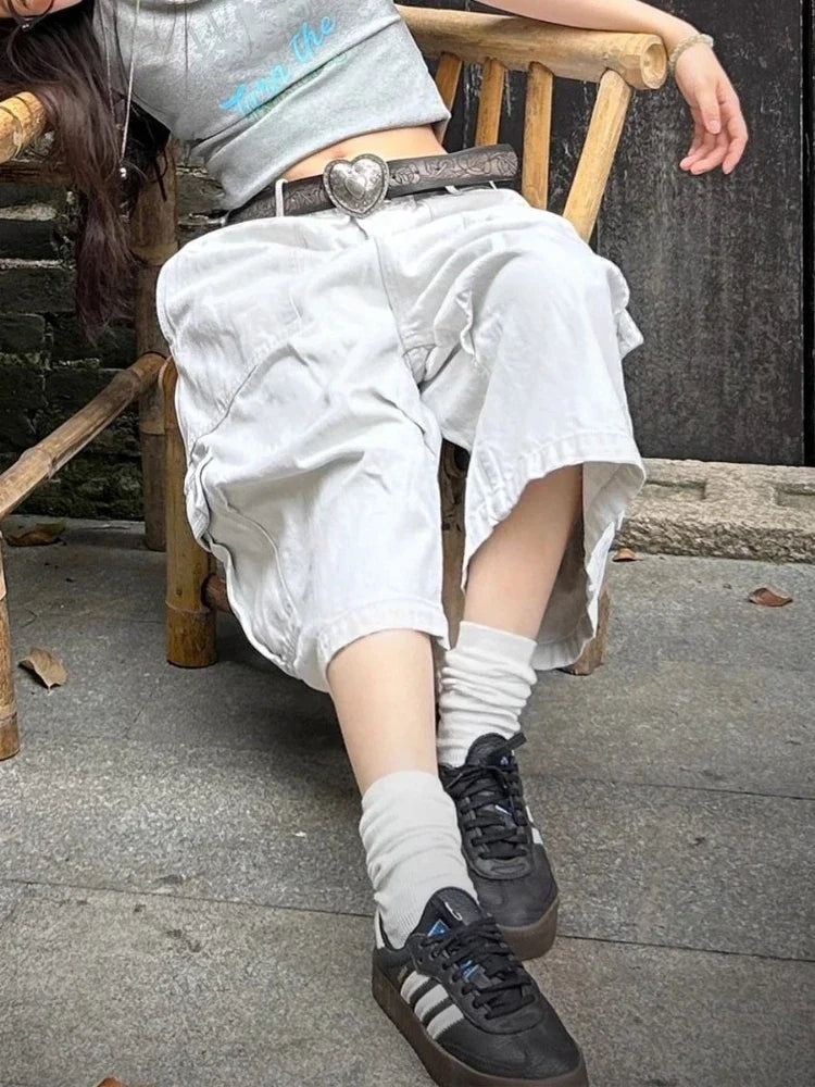 White Wide Leg Cargo Jorts — dettaglio della stampa