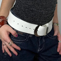 Wide White Leather Belt — dettaglio della stampa