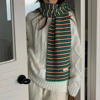 Womens Knitted Striped Scarf — vista completa