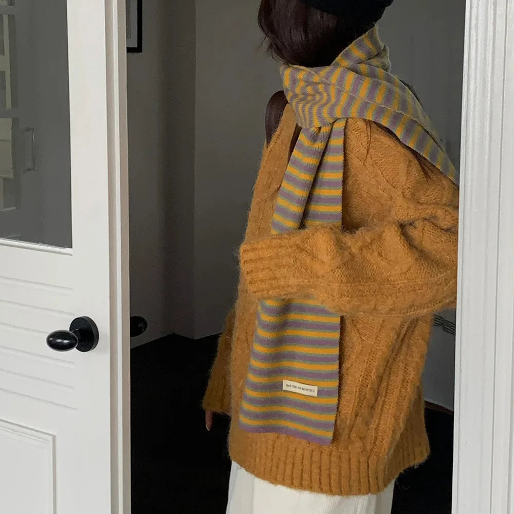 Womens Knitted Striped Scarf — dettaglio