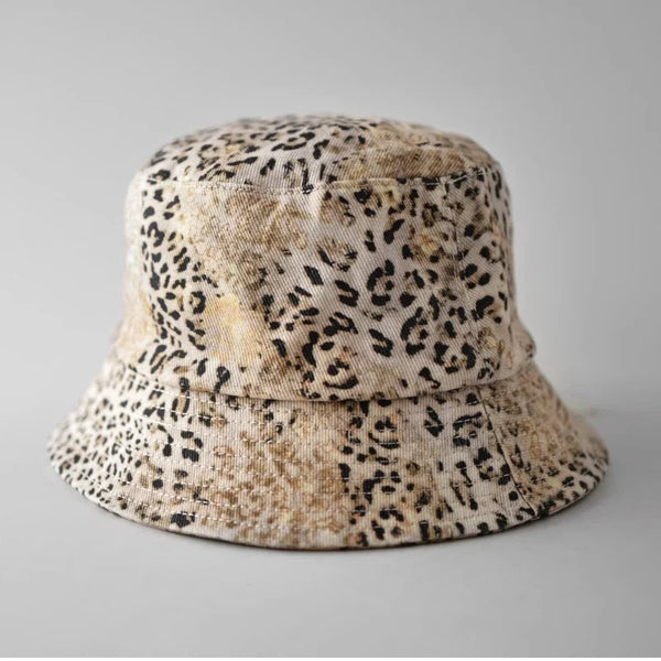 Worn Leopard Print Bucket Hat — vista frontale