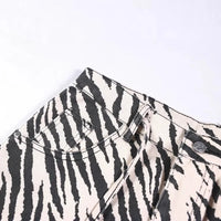 Zebra Striped Graphic Jeans — dettaglio della stampa