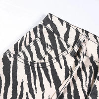 Zebra Striped Graphic Jeans — in alternativa