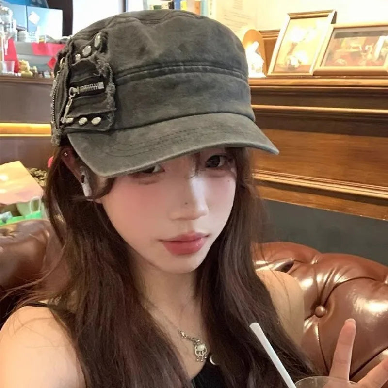 Zipper Flat Top Baseball Cap — dettaglio della stampa