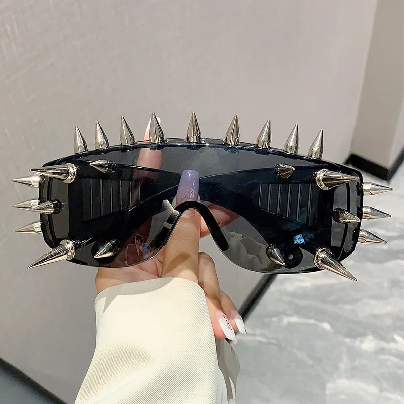 Nail Spiked Sunglasses — vista laterale