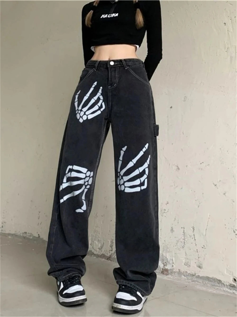 Skeleton Hands Graphic Baggy Jeans — in alternativa